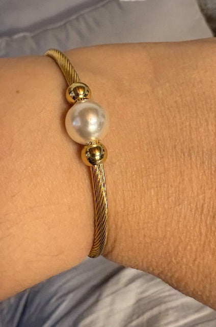 Bangle dorada con Perla