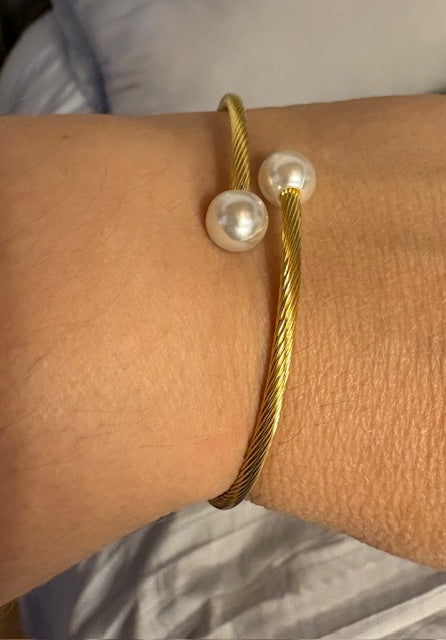 Bangle con Perlas y corazones.