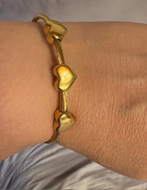 Bangle con Perlas y corazones.
